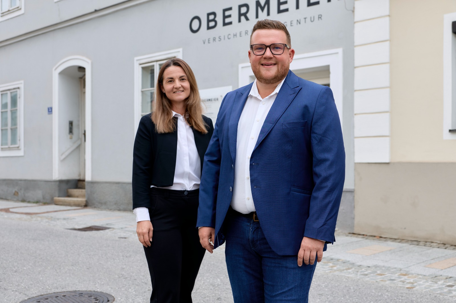 Marita Pichler und Christoph Obermeier vor der Versicherungsagentur